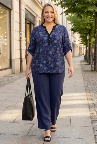 Temno modra bluza z modrimi in roza okraski
