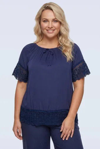Temno modra bluza s čipko